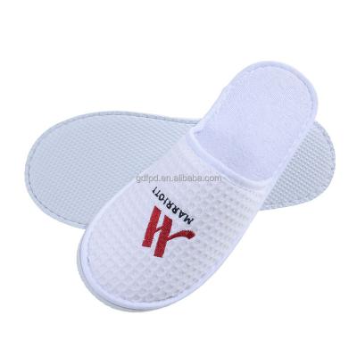 China Wholesale Disposable White Narrow Waffle Hotel Guest Room Slippers Hotel Slipper With Embroidery for sale