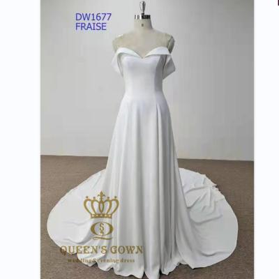 China Anti-Static QUEENS DRESS Crepe Dress Simple Elegant One-Shoulder Line Wedding Dress for sale