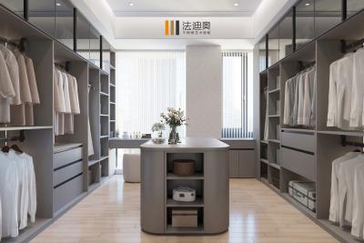 China Zeitgenössische praktische Meridian Grau Custom Walk In Closet mit schwimmender Eitelkeit zu verkaufen