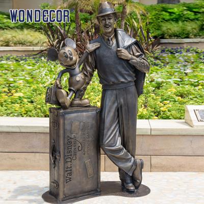 Cina Bronze Sculpture of a Happy Man in Outdoor Metal Art and Craftsmanship in vendita