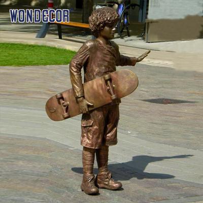 Cina Una scultura in bronzo di un ragazzo con uno skateboard all'aperto in vendita