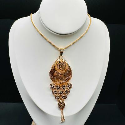 China Hollow Out Jewelry Set Jewelry Necklace Necklace Earrings In Middle East Jewelry Gold Plated Women's Pendant Set Copper for sale