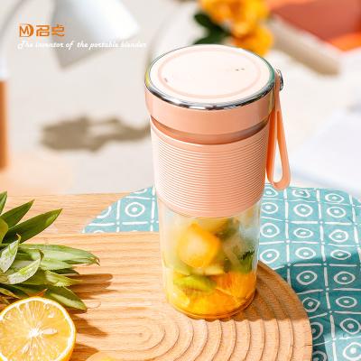 China Car Detachable And Easy To Clean Handheld Juicer Blender Portable Watermelon Juicer Usb Watermelon Squeezer for sale