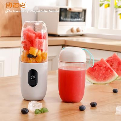 China Outdoor Portable Compact Car Handheld Cordless Juicer Juicer Cup Smoothie Blender for sale