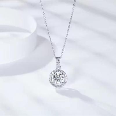 China CLASSIC 1 Carat Def Color 925 Sterling Silver Round Cut Moissanite Diamond Pendant Necklace For Women for sale