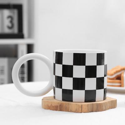 China Sustainable Vintage Black And White Checkerboard Mugs Unique Ceramic Mug Coffee Mugs With Circle Handle for sale