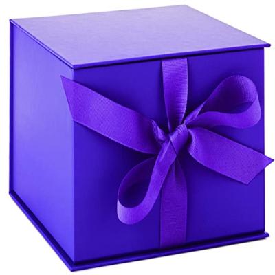 China Recyclable Decorated Take Off Lid Gift Box Sturdy Gift Boxes For Valentine's Day Birthday With Ribbon for sale