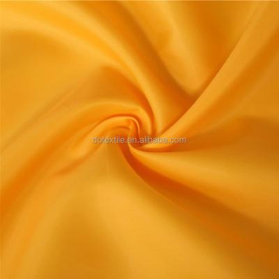 China Environmental cloth plain woven solid color 190t polyester silk taffeta fabric lining en venta