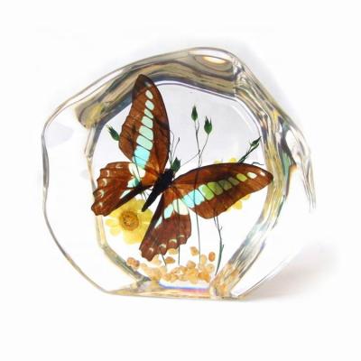 China Pretty Butterfly Decoration Wedding Decoration New Fashion Festival With Flowers Embedded In Poly Resin Decor for sale