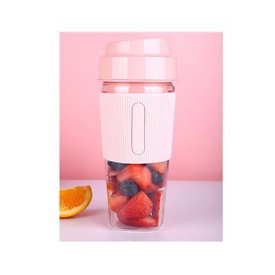 China Small mini juice cup home juicer portable electric type wireless rechargeable juicer juicing outdoor blender for sale