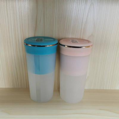 China Protable Portable Juicer 280ml Tritan Cup Electric Blender Fruit Smoothie Juicer Beauty Blender for sale