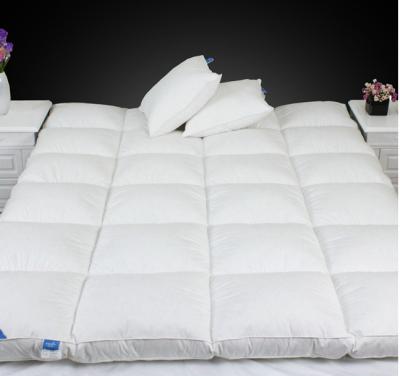 China Queen Size Luxury 0.9D Microfiber Fill Baffle Boxes with Lining Mattress Topper for Home / Hotel for sale