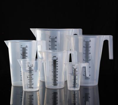 China Sustainable pp material plastic measuring cup with handle six-piece 5000ml/3000ml/2000ml/1000ml/500ml/250ml measuring cup for sale