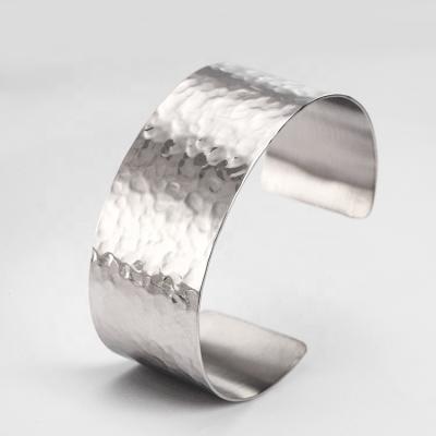 China CLASSIC fashion jewelry geometric hammer grain C shape open unisex bangle bracelet cuff bangle for sale