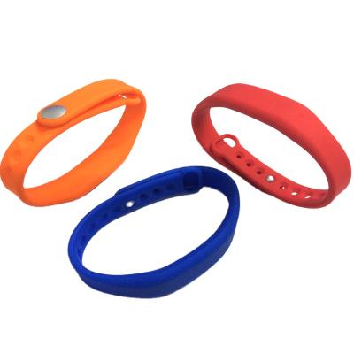 China Factory Price 125KHz T5577 RFID Silicone Waterproof / Waterproof Rewritable Wristband For Access Control for sale