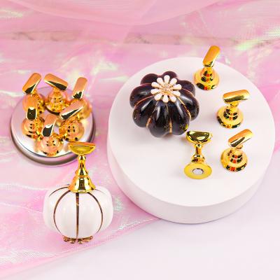 China Nail Stand Personal Care Nail Suppliers Nail Art Practice Display Stand False Nail Tip for sale