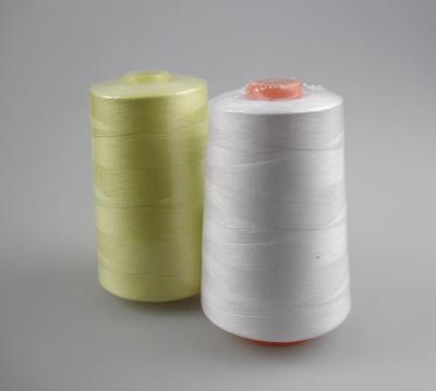 China 40/2 100% Gesponnen Polyester Naaiende Draad 3000/4000/5000 m Geverfte Kleur Te koop