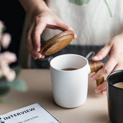 China Dishwasher Safe Porcelain Mug with New Wooden Mug Matte Surface Handle and Lid Bone China 380ml for sale