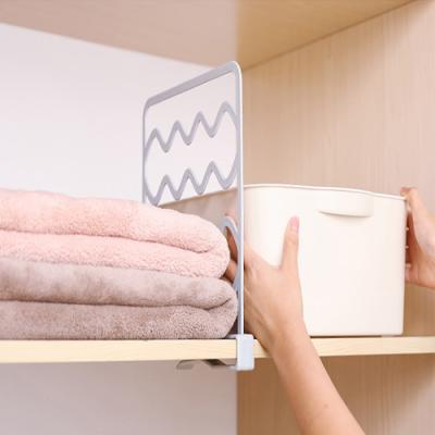 China Hot Selling PP Plastic Shelf Dividers Adjustable With Clips for sale