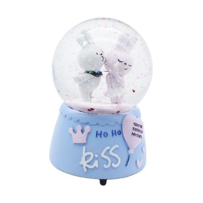 China Lovely Africa Resin Rabbit Snow Globe Animals Snow Globe Kissing Wedding Favors Gifts Guest for sale