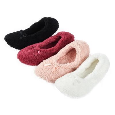 China Lightweight Fuzzy Slipper Socks For Women With Handles Plush Sleep Comfortable Winter Slipper Soft Fuzzy Socks for sale