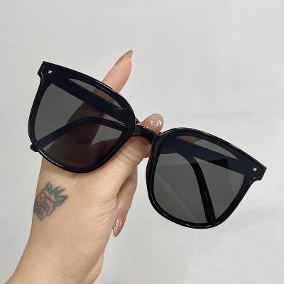 China Fashion Sunglasses Men's Women's Luxury Fashionable Sun Glasses Women's Retro Fold Fold Sunglasses for sale