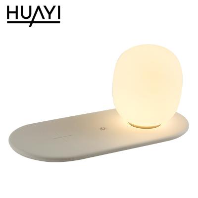 China Wireless Charging HUAYI Simple Style Radio White Color 10w Indoor Modern Bedroom Office Room Table Filler Led Lamp for sale