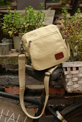 China Casual Canvas Traveling Satchel Messenger Handbag Shoulder Crossbody School bag for sale