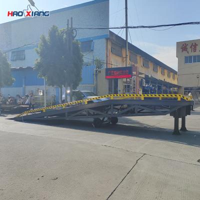 China Anti-slip 10 T mobiele containerladingsram met pneumatische banden Te koop