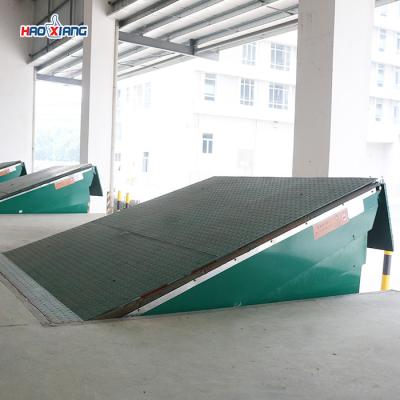 China Green Hydraulic Truck Dock Leveler Loading Dock Lifts For Trucks for sale