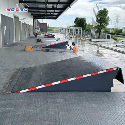 China Grey Safe 10T-20T Hydraulic Dock Leveler Loading Dock Ramps With 400mm Lip Length for sale