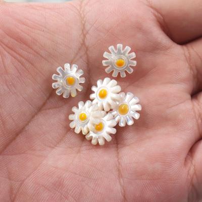 China Jewelry DIY Garment//Accessories/Decoration 10mm 12mm Natural Little Daisy Sun Flower Shell Pearl Loose Beads For Earring Beach Wedding Holiday Jewelry for sale