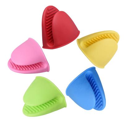 China Durable Kitchen Accessories Heat Insulating Gloves Silicone Hand Heat Resistant Thickened Heat Insulation Clip for sale