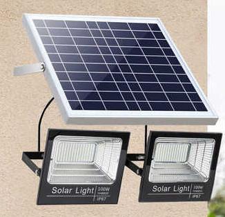 Chine lumière d'inondation 100W solaire pour le jardin allumant la protection IP65 à vendre