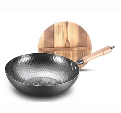 China 11.8 Sustainable In Carbon Steel Chinese Wok Hand Hammered Cast Iron Cookware Wood Handle Wok Pan Non Stick Cookware Sets Woks for sale