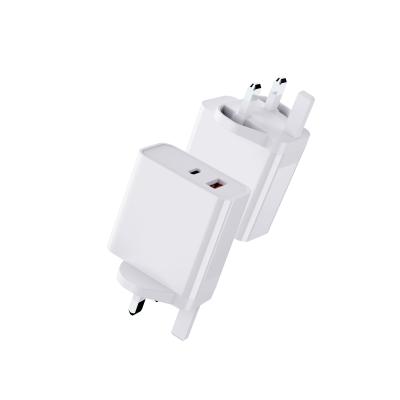 Cina UK Plug Dual port  USB A and USB C  Fast Charging Wall Charger Phone Wall Charger UK Plug Power Adapter in vendita