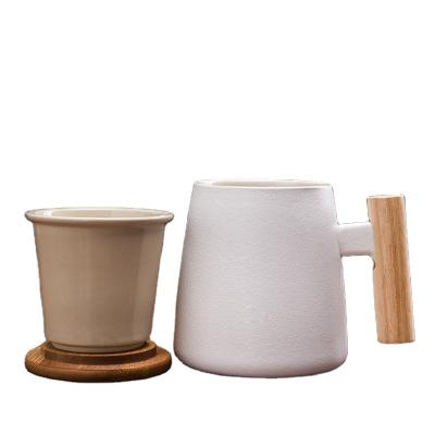 China Minimalist Multiple Colors Glazed Ceramic Wooden Handle Cup Tea Separation Mug With Lid Household Wooden Coffee Cup for sale