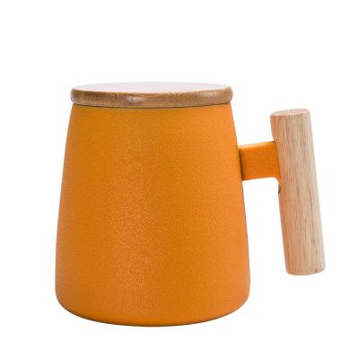 China Minimalist Multiple Colors Glazed Ceramic Wooden Handle Cup Tea Separation Mug With Lid Household Wooden Coffee Cup for sale