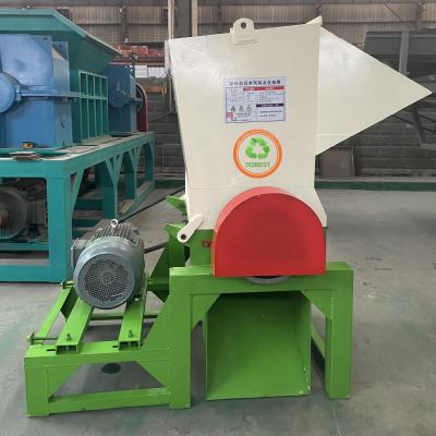 China Máquina de trituración de botellas de plástico multifunción con una capacidad de producción de 500 a 800 kg/h en venta