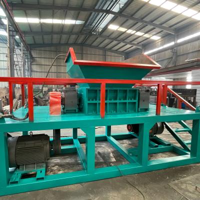 China Multifunktionales Abfallgewebte alte Fischernetzbeutel Twin Shaft Hob Shredder mit 22KW Leistung zu verkaufen