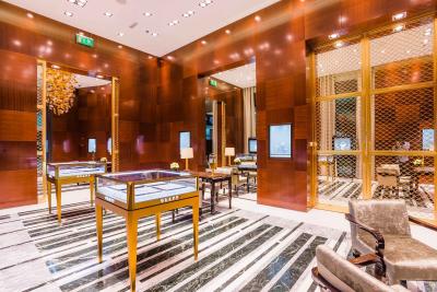 China Jewelry Mall Store Interior decoration by Cherry wood wall panel with Stainless steel display counters for sale