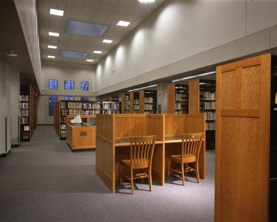 China Tablas de madera de la biblioteca de los muebles de la escuela del sitio de encargo del Uno mismo-estudio con los gabinetes de almacenamiento de las sillas y del libro que leen contadores en venta