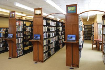 China Estante para libros de los muebles de la biblioteca en madera usada estantes de madera de la nuez con las sillas de los estantes del metal y de tabla del estudio fijadas en venta