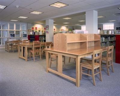 China Los puestos de trabajo presentan y los muebles usados de madera de roble de los escritorios de lectura con las sillas del estudio y los gabinetes de exhibición altos del estante en venta