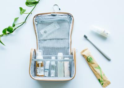 China Los bolsos cosméticos colgantes del viaje con los compartimientos/manija Recycable crean para requisitos particulares en venta