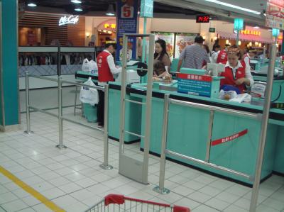 China Custom Metal Crowd Control Barriers Fencing For Grocery Store for sale