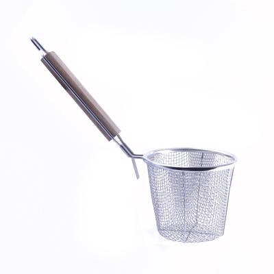 China Viable Noodle Strainer Stainless Steel Kitchenware Strainer Fine Mesh Ramen Noodle Cooker Pasta Sieve With Handle for sale