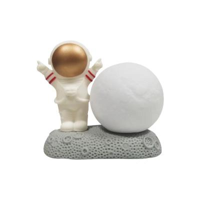 China Global Innovative Design Astronaut Moon Desk Lamp Desk Room Nightstand Decoration Night Light Resin Crafts for sale