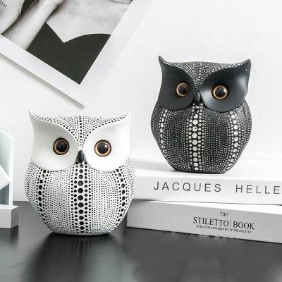 China Creative Europe Resin Table Ornaments Gifts Owl Resin Crafts Christmas Resin Craft Housewarming Figurine for sale