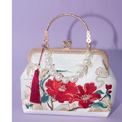 China Chinese Floral Tassel Clutch Embroidery Fashion Peony Cheongsam Handmade Cheongsam Handbag with Pearl Chain for sale